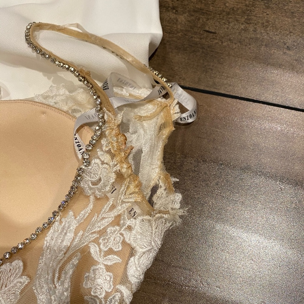 WEDDING DRESS - Picture 8 of 15